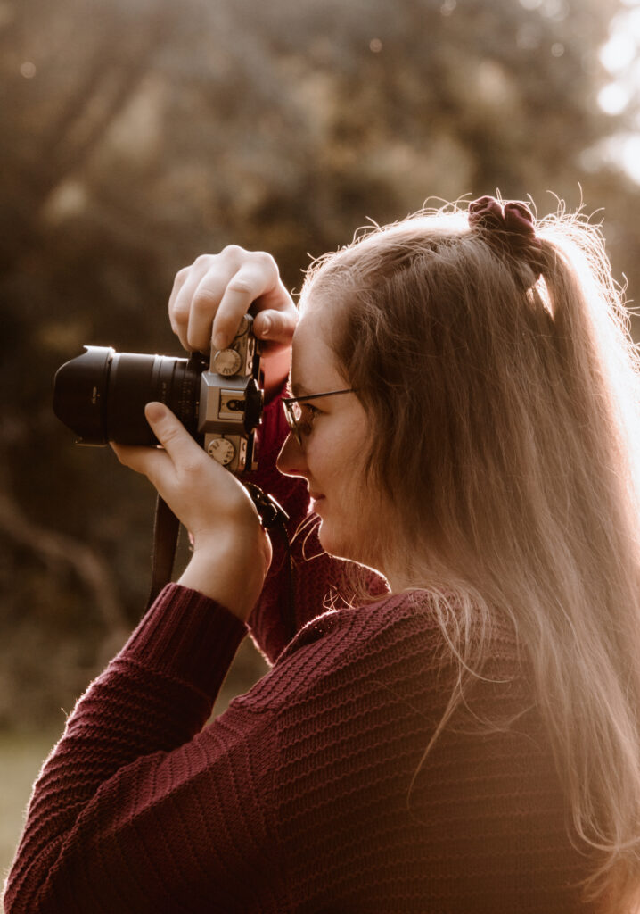 Elisa Witschas – Familienfotografin aus Boxberg/O.L. bei der Arbeit mit der Kamera in der Natur