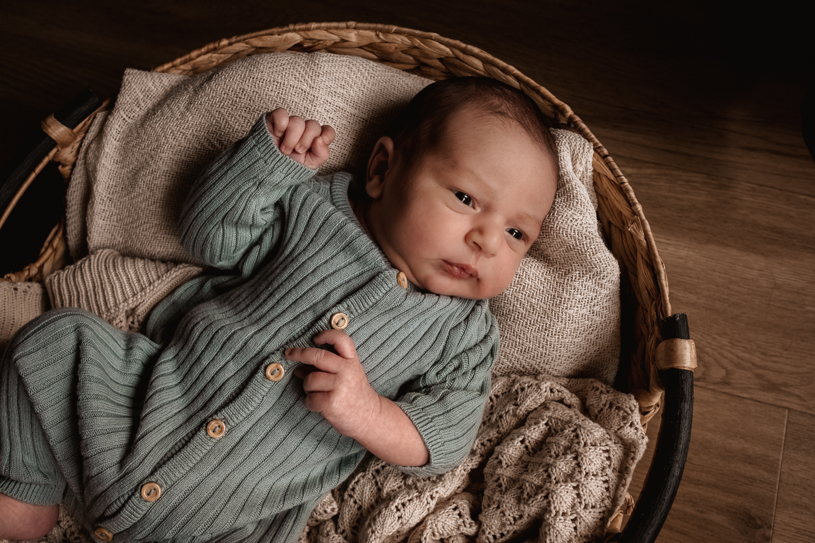 Entspannter Neugeborenenmoment auf einer weichen Decke – fotografiert in Bautzen