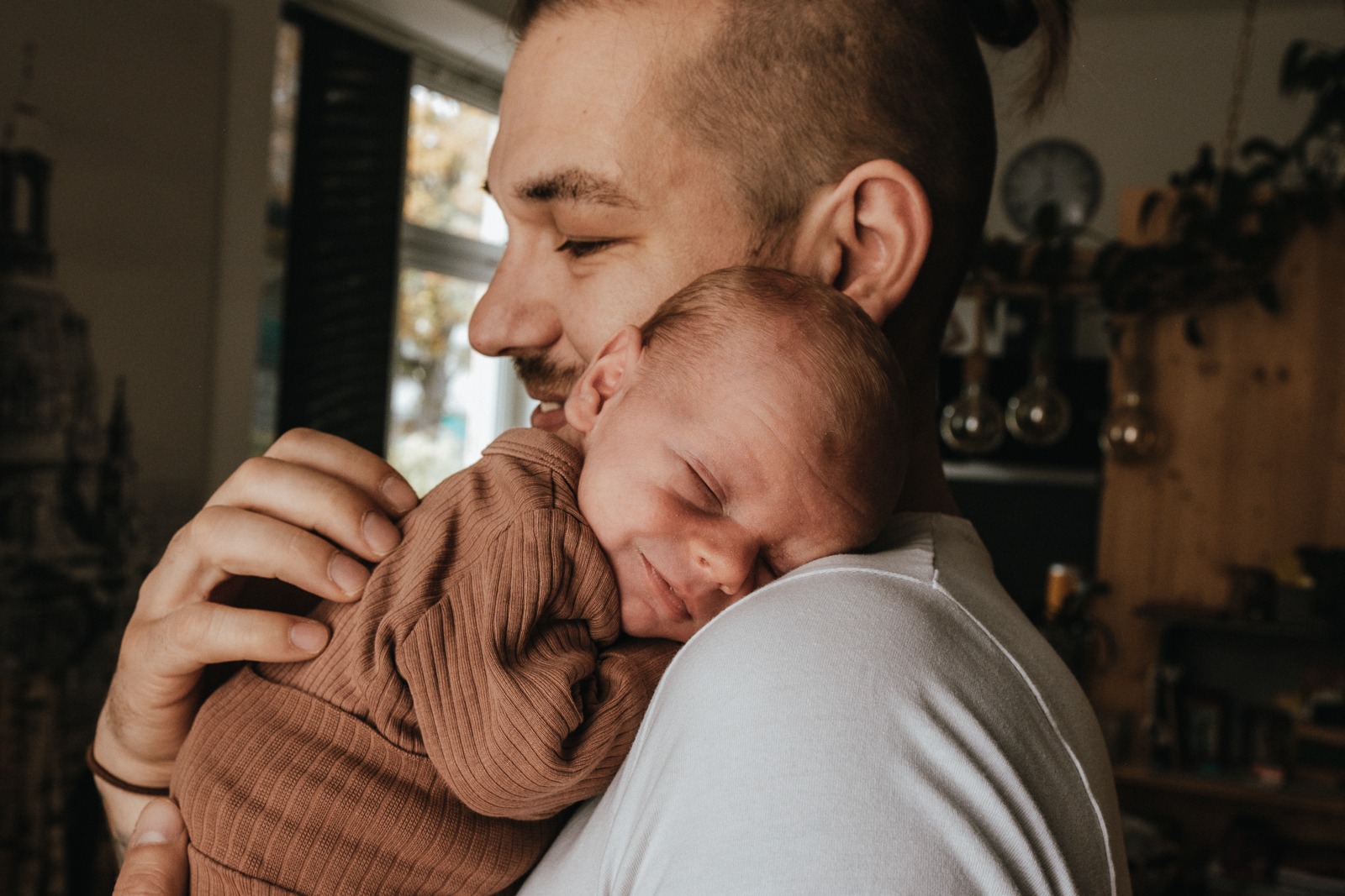 Inniger Moment zwischen Vater und Baby beim Shooting in Hoyerswerda