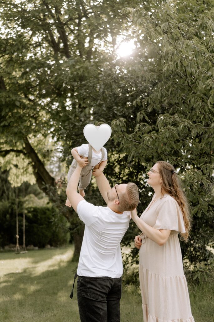 Lizas Fotografie Elisa Witschas mit Partner und Baby – Familienfotografin aus Sachsen mit Herz
