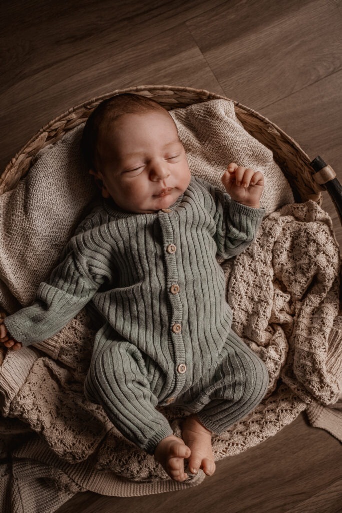 Schlafendes Neugeborenes beim Shooting mit Elisa