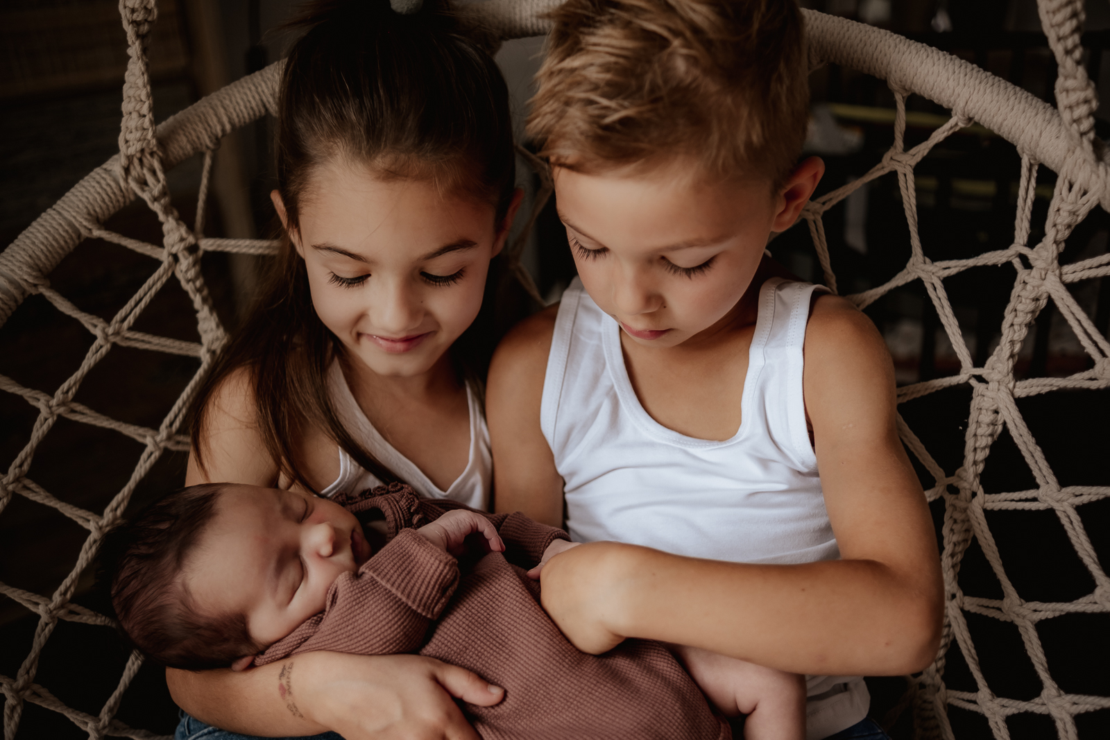 Kuschelnde Geschwister beim Neugeborenenshooting in Spremberg