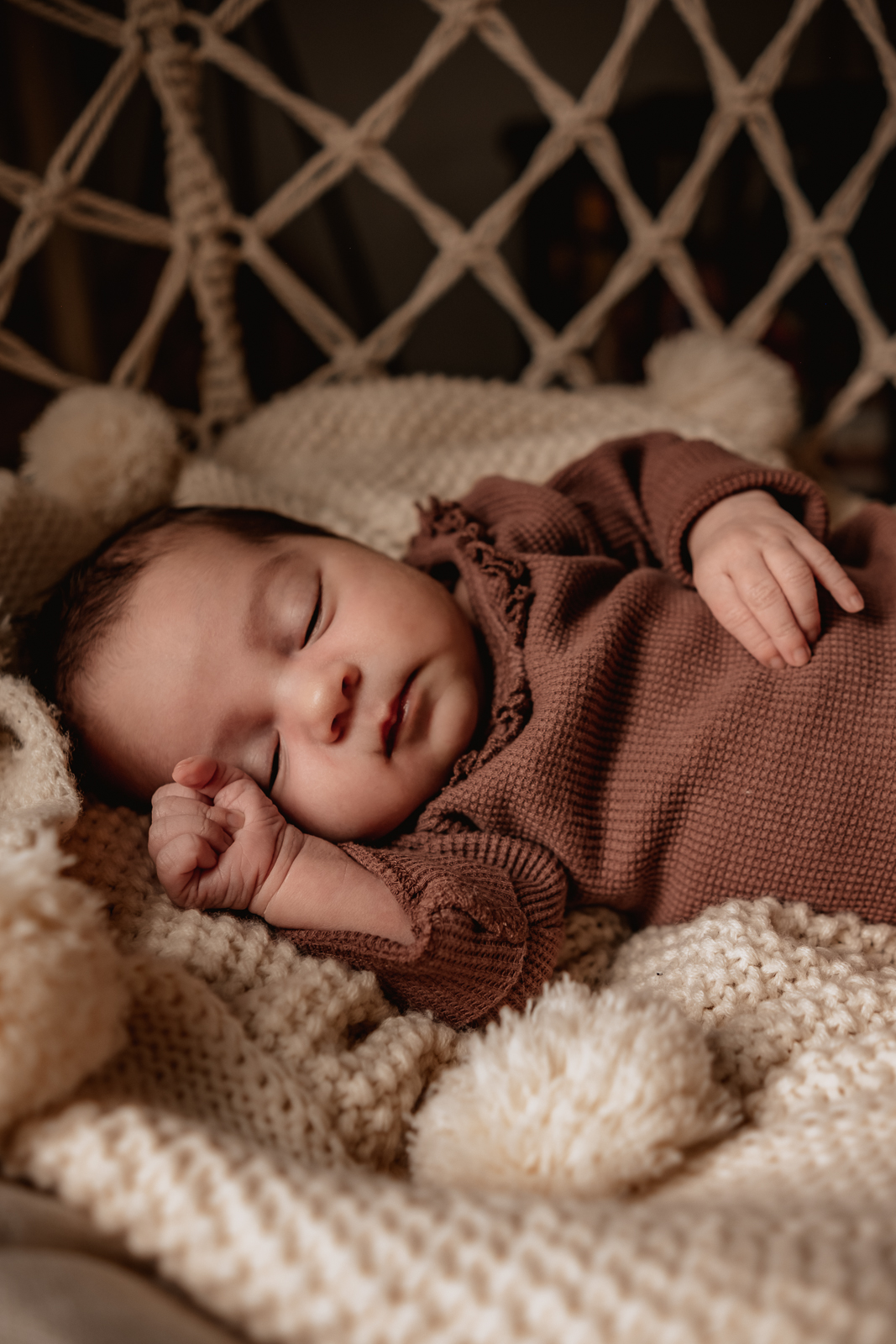 Träumender Baby-Moment in einer Makrammeeschaukel beim Neugebroenenshooting in Boxberg/O.L.