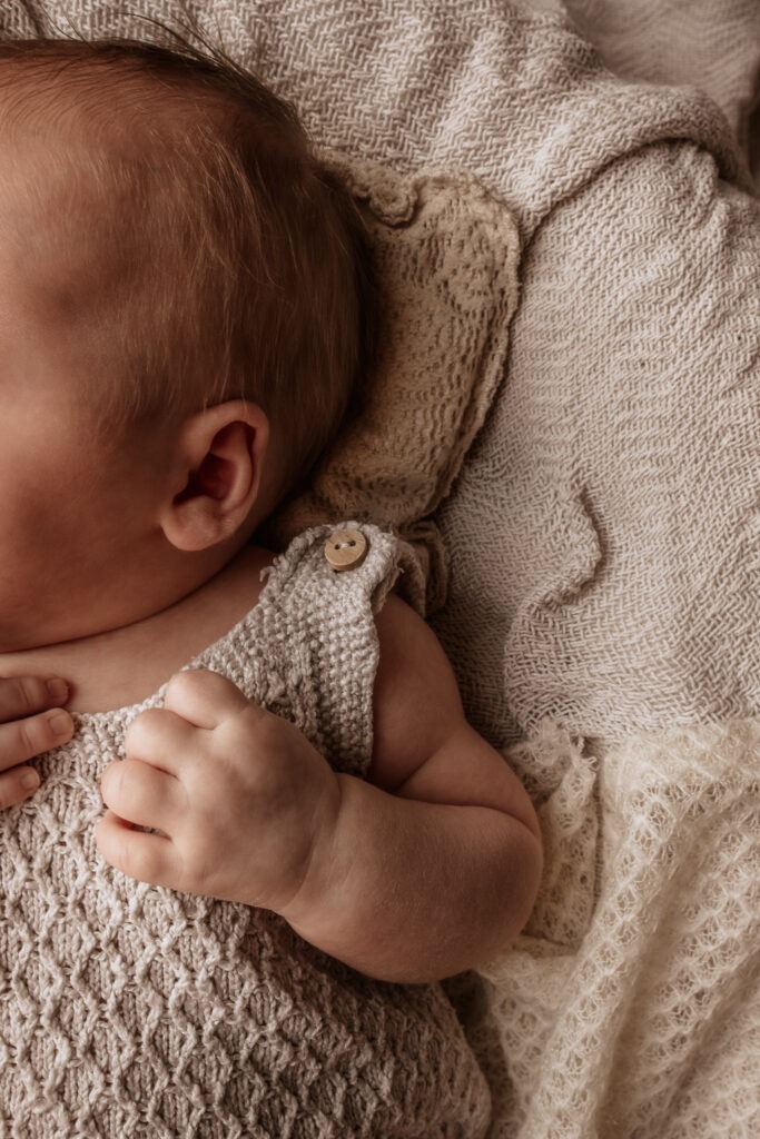 Neugeborenes in kuscheligem Outfit – aufgenommen in Reichwalde bei Boxberg/O.L.