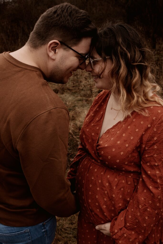 Intensiver Moment beim Schwangerschaftsshooting in der Oberlausitz – Stirn an Stirn, voller Vorfreude auf das Baby.