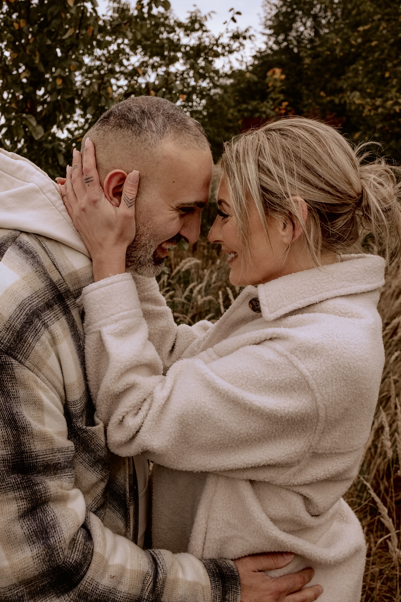 Verliebtes Paar beim Shooting in der Natur – emotionale Paarfotografie in Boxberg/O.L. und Umgebung