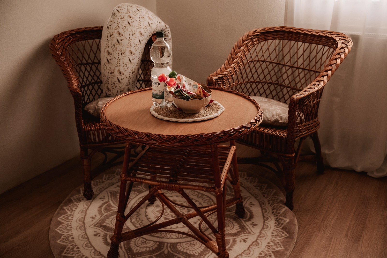 Gemütliche Sitzecke im Boho-Fotostudio in Boxberg/Oberlausitz mit Rattansesseln und ruhiger Atmosphäre zum Ankommen und Durchatmen
