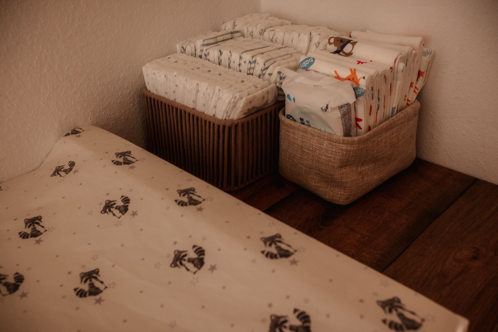 Ruhig gestalteter Wickelbereich mit Windeln und Pflegeutensilien im Fotostudio für Babys und Familien in Boxberg Oberlausitz