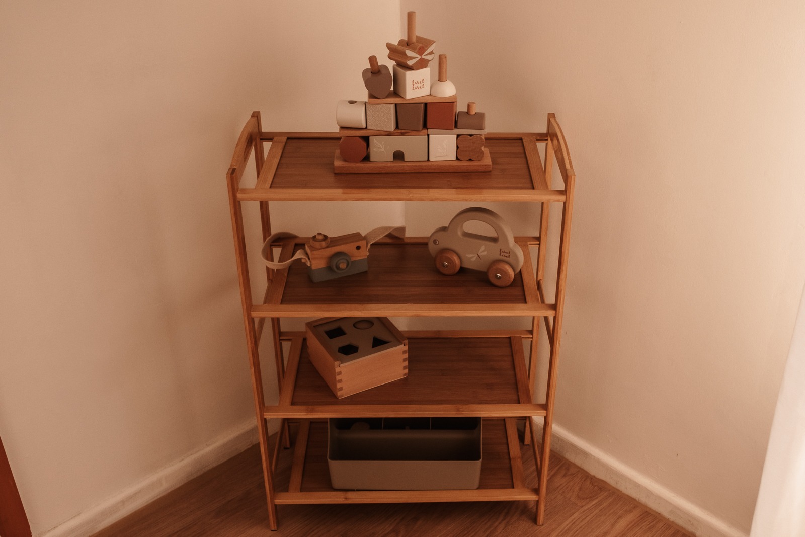 Spielbereich mit Holzspielzeug für Kinder im familienfreundlichen Fotostudio in Boxberg Oberlausitz
