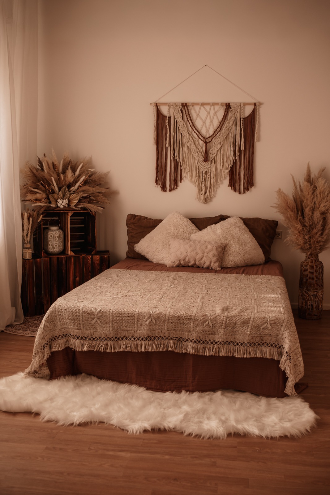 Boho Fotostudio in Boxberg Oberlausitz mit Bett-Set für Babybauch-, Neugeborenen- und Familienshootings in warmen Naturtönen
