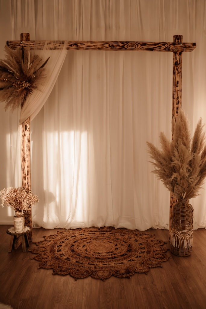 Boho Fotostudio Set mit Holzbogen und Pampasgras für Babybauch- und Familienshootings in Boxberg