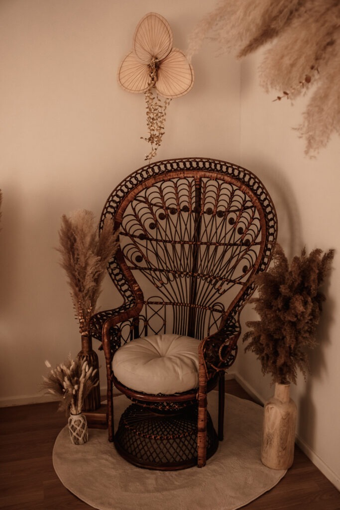 Boho Sitzbereich mit Rattan-Stuhl im Fotostudio für entspannte Familien- und Babyshootings