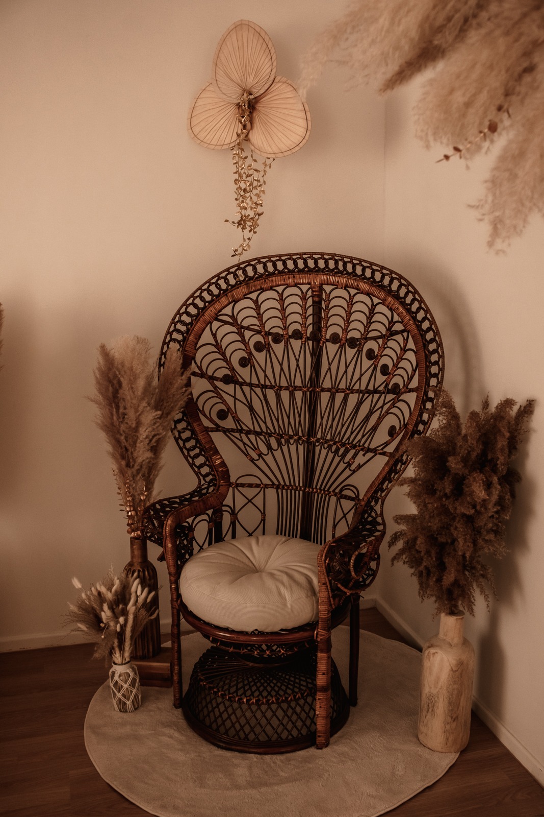 Boho Sitzbereich mit Rattan-Stuhl im Fotostudio für entspannte Familien- und Babyshootings
