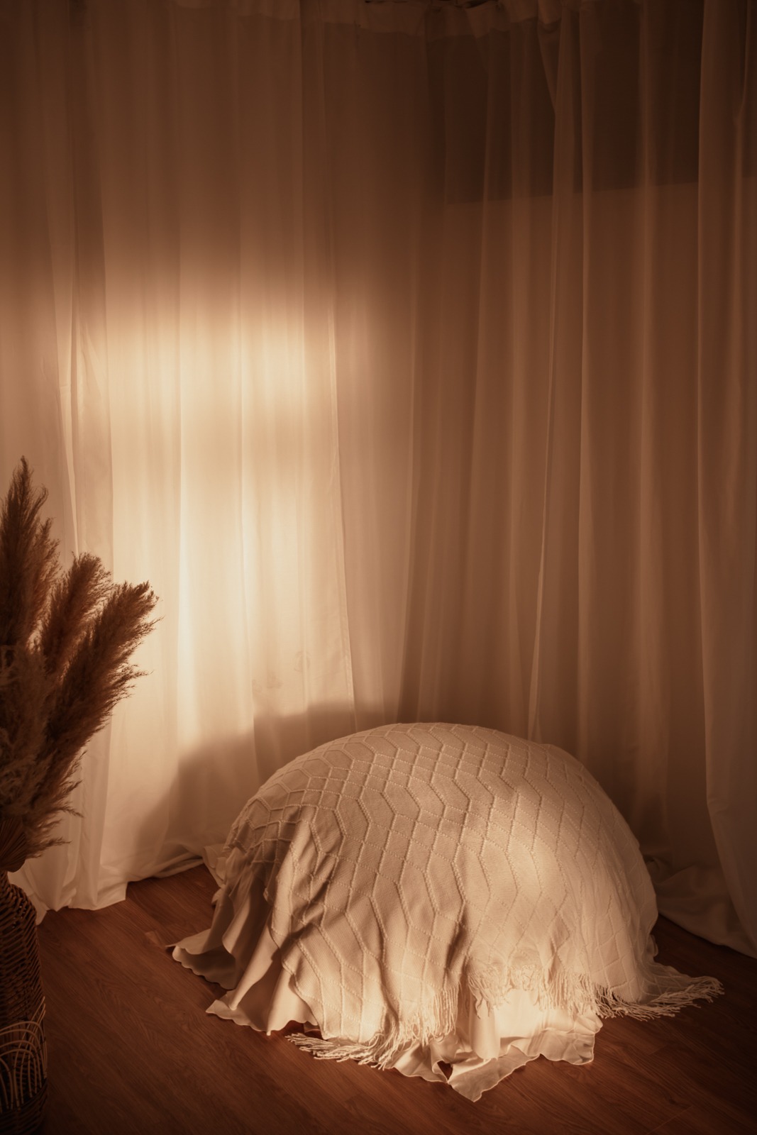 Bodenset im Boho Fotostudio mit weichem Stoff, warmem Licht und Vorhang für Neugeborenen- und Babyshootings in Boxberg Oberlausitz
