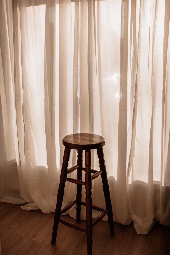 Heller Studio-Bereich mit Vorhängen und natürlichem Licht im Boho Fotostudio in Boxberg Oberlausitz