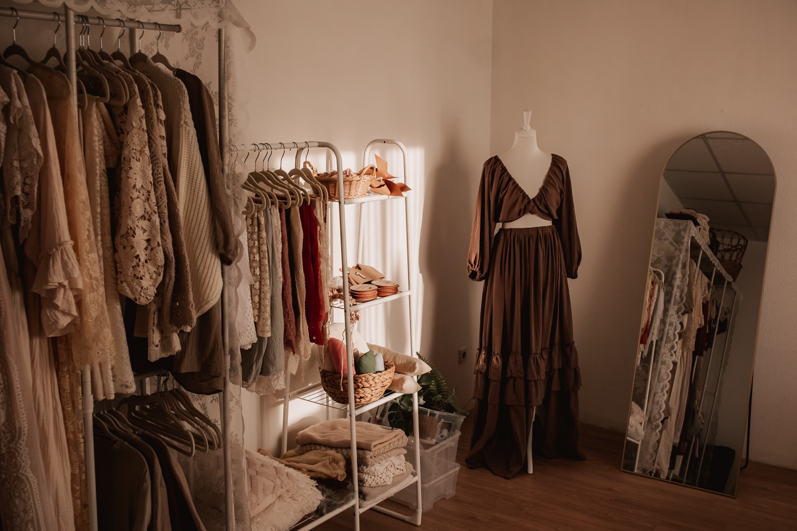 Kleiderauswahl für Babybauch- und Familienshootings im Boho-Fotostudio Boxberg/Oberlausitz mit natürlichen Stoffen und warmen Farben
