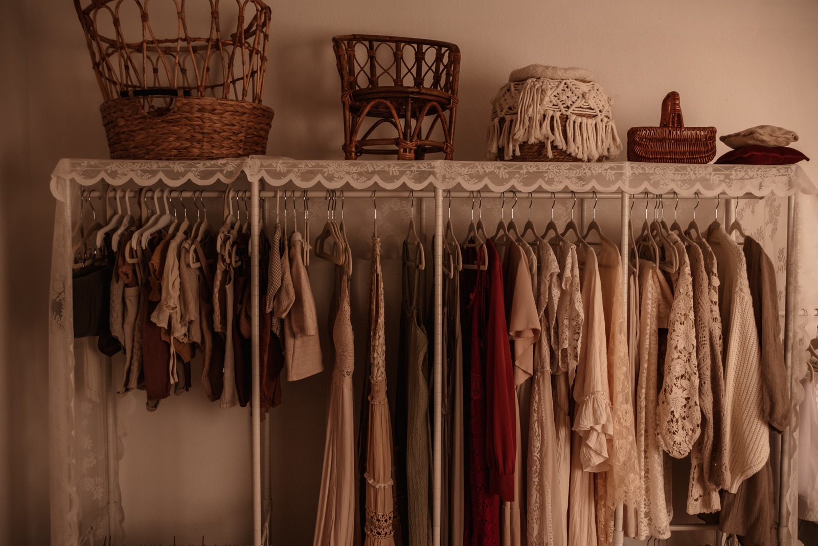 Kleiderstange mit ausgewählten Babybauch-, Familien- und Kinderoutfits im Boho-Fotostudio in Boxberg Oberlausitz