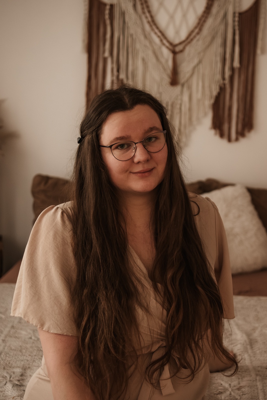 Elisa Witschas, Liza-Fotografie, Familienfotografin aus Boxberg (O.L.), sitzt lächelnd in ihrem hellen, liebevoll eingerichteten Studio.